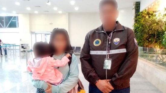 Joven ecuatoriana fue víctima de trata de personas en Colombia, regresó al país con su hija de 18 meses