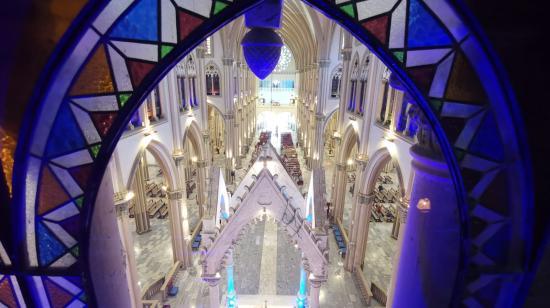 Vista de un vitral con el altar mayor  la bóveda principal de la Catedral de Guayaquil desde lo alto de un pasillo interno habilitado para visitas turísticas en el templo centenario del centro de la ciudad.