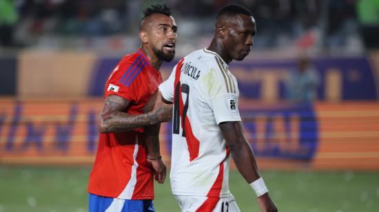 Luis Advíncula de Perú reacciona con Arturo Vidal de Chile durante la Fecha 11 de las Eliminatorias, el 15 de noviembre de 2024.