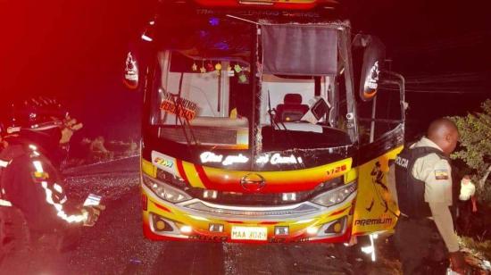 El bus que se volcó en Ventanas dejó como saldo siete muertos y 22 heridos.