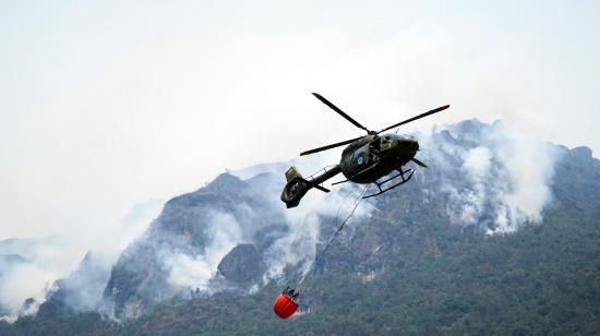 Helicópteros se sumaron al combate de los incendios en Azuay y Loja.