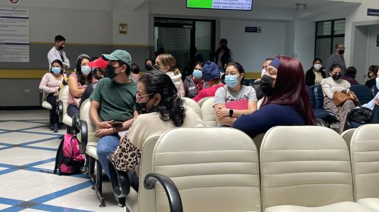 Pacientes en una sala de esperda del hospital de Solca, en Cuenca.