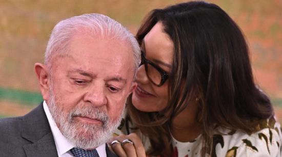 El presidente de Brasil, Luiz Inácio Lula da Silva, habla con la primera dama, Janja da Silva, en una reunión del 10 de octubre de 2024.