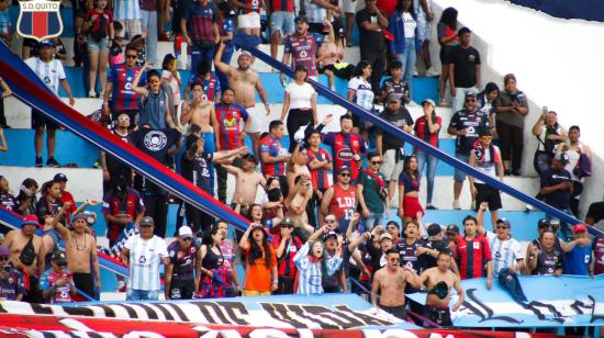 Hinchas del Deportivo Quito en un partido de Segunda categoría, el 3 de noviembre de 2024.