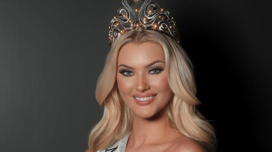 Victoria Kjaer luce su corona de Miss Universo, el 17 de noviembre de 2024.