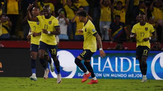 Seleccionados ecuatorianos festejando un gol ante Bolivia por las Eliminatorias sudamericanas, 14 de noviembre de 2024.