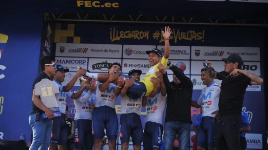 Los ciclistas del Movistar Best PC festejan el título de Richard Huera en la Vuelta al Ecuador, el 17 de noviembre de 2024.