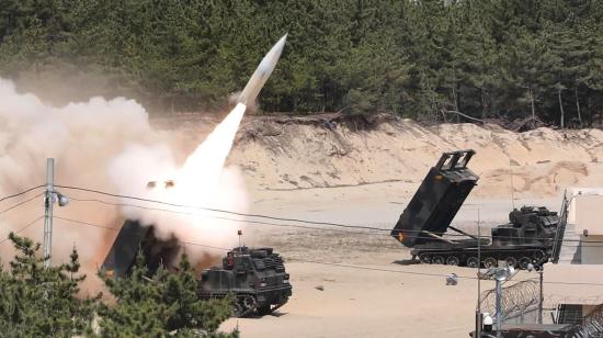 Fotografía de archivo de una imagen proporcionada por el Ministerio de Defensa de Corea del Sur que muestra un sistema de misiles ATACMS, lanzando un proyectil en una localidad no divulgada del país asiático, en mayo de 2022.