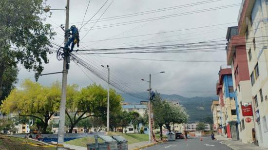 Un obrero de la Empresa Eléctrica de Quito realiza trabajos en una red eléctrica el 4 de noviembre de 2024.