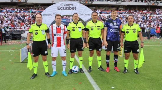 Ezequiel Piovi y Richard Schunke, junto a los árbitros del partido Liga de Quito vs. Independiente del Valle por la LigaPro, el 9 de noviembre de 2024.