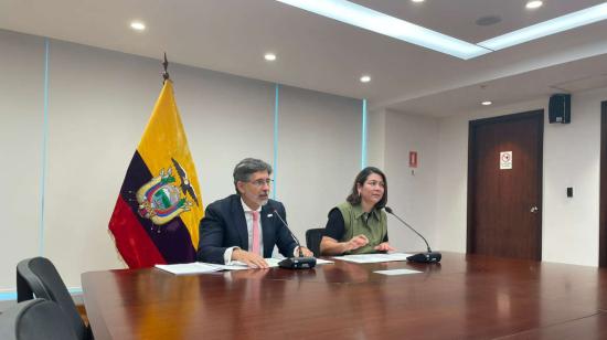 Juan Izquierdo, presidente de la comisión de selección, y  Laura Flores, secretaria de la comisión en rueda de prensa. Quito