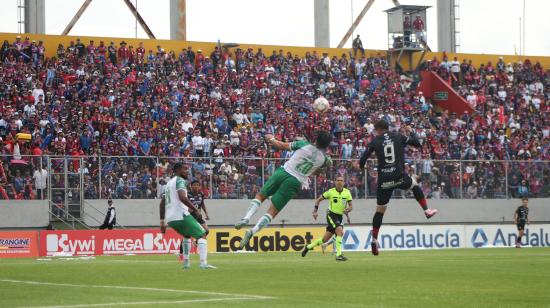 Partido entre Deportivo Quito y Liga de Portoviejo, jugado el domingo 17 de noviembre de 2024, en el estadio Gonzalo Pozo Ripalda.