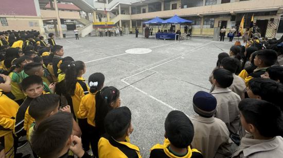 Imagen de referencia de una escuela en Loja durante el Minuto Cívico, 30 de octubre de 2024.