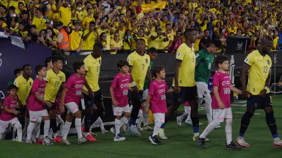 Los jugadores de la selección ecuatoriana entran al campo del estadio Banco Pichincha antes del partido ante Bolivia, por la Fecha 11 de Eliminatorias, el jueves 14 de noviembre de 2024.