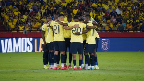 Los jugadores de Ecuador reunidos en el campo de juego del estadio Banco Pichincha antes de enfrentar a Bolivia, por la Fecha 11 de Eliminatorias, el 14 de noviembre de 2024.