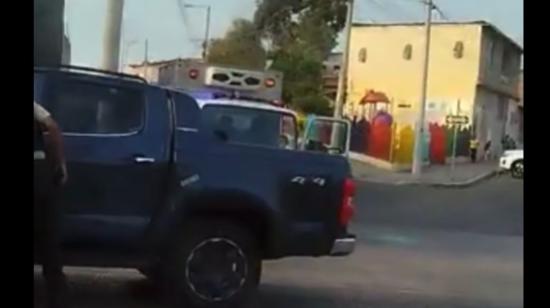 La Policía junto a la camioneta en la que se movilizaba el empresario al momento del secuestro.