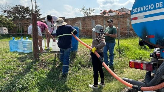 Moradores de Tumbaco se abastecen de agua, el 8 de noviembre de 2024.