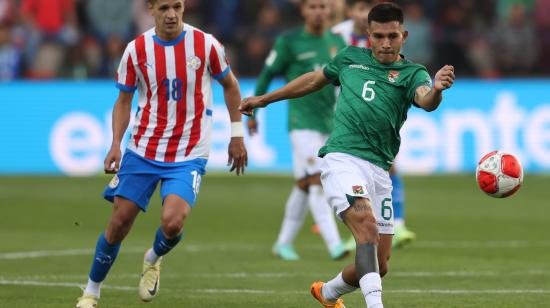 Héctor Cuellar (d) de Bolivia disputa un balón con Álex Arce de Paraguay este martes 19 de noviembre 2024, en el estadio de El Alto.