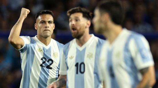 Lautaro Martínez y sus compañeros de la selección argentina festejan un gol ante Perú por la Fecha 12 de las Eliminatorias, el martes 19 de noviembre de 2024.