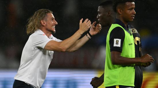 Sebastián Beccacece festeja el triunfo de Ecuador ante Colombia por las Eliminatorias, en Barranquilla, el martes 19 de noviembre de 2024.