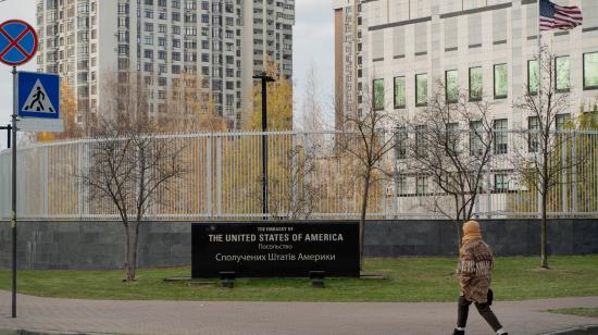 Una mujer camina frente a la embajada de Estados Unidos en Kiev, capital de Ucrania, cerrada temporalmente el 20 de noviembre de 2024.