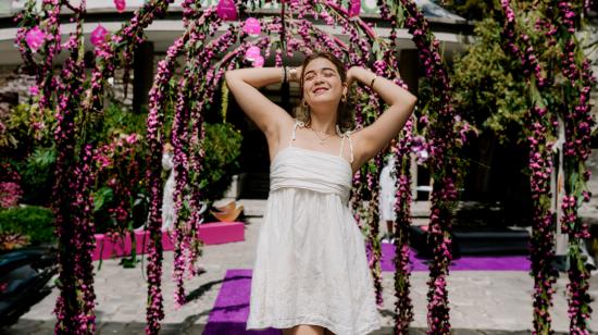 Influencer en el evento de presentación Dove Tono Uniforme Orquídea