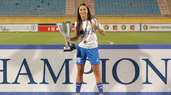 Una foto obtenida de la Asociación Libanesa de Fútbol (LFA) el 19 de noviembre de 2024 muestra a la futbolista libanesa Celine Haidar celebrando con una copa del torneo después de un partido de fútbol en Jordania.