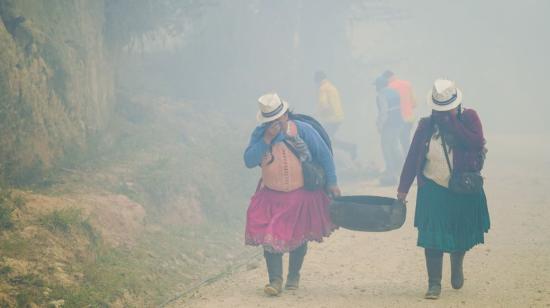 Mujeres en un incendio forestal en Cuenca