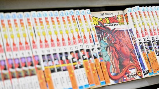 Libros de la popular serie Dragon Ball en un estante de una tienda en el centro de Tokio el 8 de marzo de 2024.