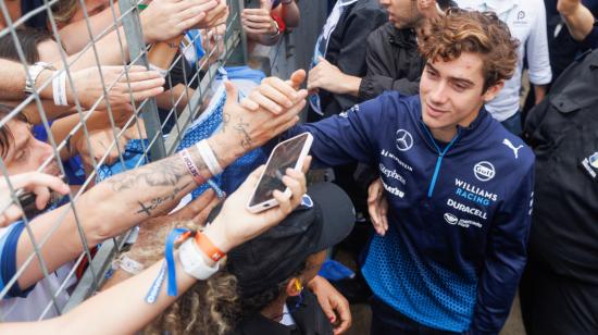 El argentino Franco Colapinto de Williams saluda a aficionados al final del Gran Premio de Sao Paulo de la Fórmula 1, el 3 de noviembre de 2024.