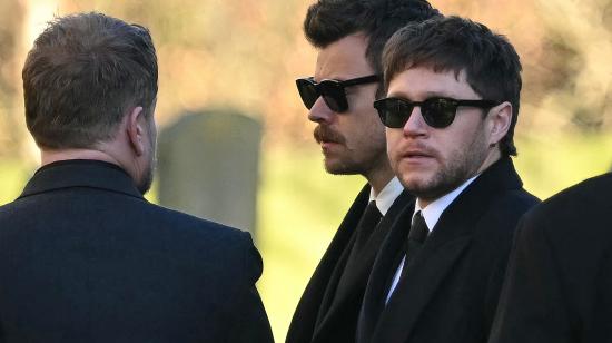 Los ex miembros de la banda One Direction, Harry Styles y Niall Horan, se van después de asistir al funeral del fallecido cantante Liam Payne.