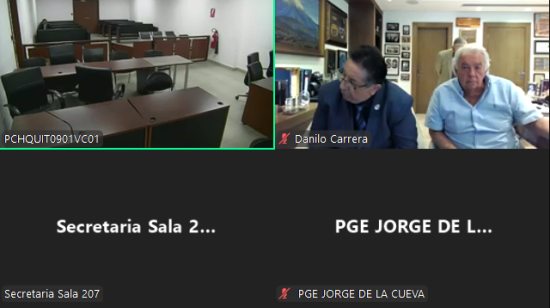 Danilo Carrera (izq.) y su equipo legal en la audiencia virtual del Caso Encuentro, el 20 de noviembre de 2024.