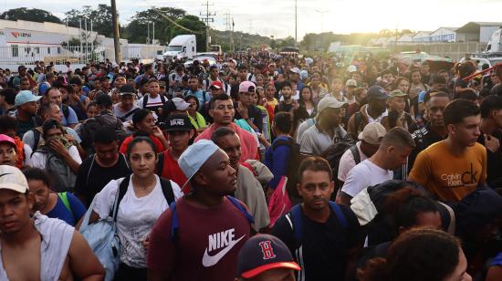 Migrantes caminan en caravana hacia la frontera con Estados Unidos este 20 de noviembre de 2024, en el municipio de Tapachula, México.