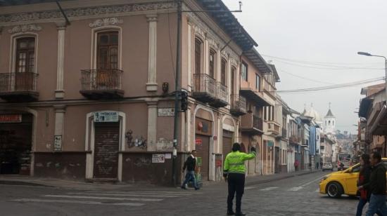 agente de tránsito en el centro de cuenca durante un corte de luz