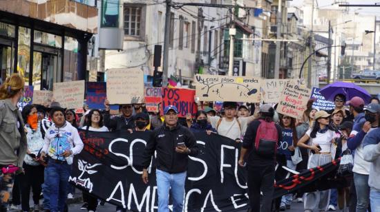 Manifestantes en una marcha en el centro de Quito