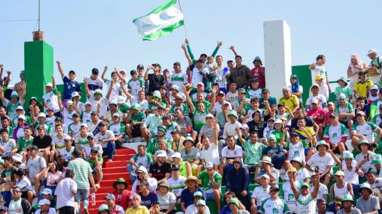 Hinchas de Liga de Portoviejo, durante un partido en el estadio Reales Tamarindos.