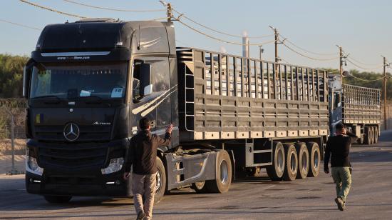 Camiones cargados con ayuda humanitaria entregada desde Jordania esperan para cruzar a Gaza en la frontera entre Israel y el norte de la Franja de Gaza, a través del área controlada por Israel.