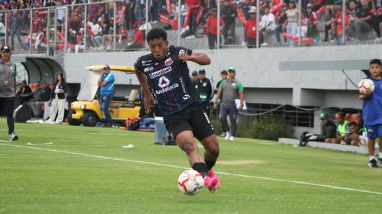 Uno de los jugadores del Deportivo Quito en el partido ante Liga de Portoviejo, por los cuartos de final de ida de la Segunda Categoría, el domingo 17 de noviembre de 2024.