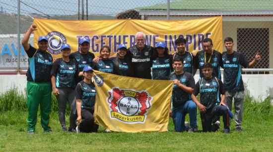 Peter Quast, instructor del Bayer Leverkusen, junto a jóvenes entrenadores tras el curso de formación.