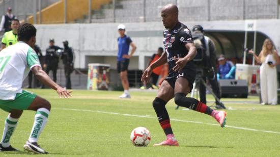 Jugadores del Deportivo Quito y Liga de Portoviejo en el partido de ida de los cuartos de final de la Segunda categoría, el domingo 17 de noviembre de 2024.