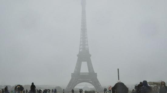 El acceso a la torre Eiffel fue suspendido el 21 de noviembre de 2024 por el temporal de nieve que golpea a Francia.