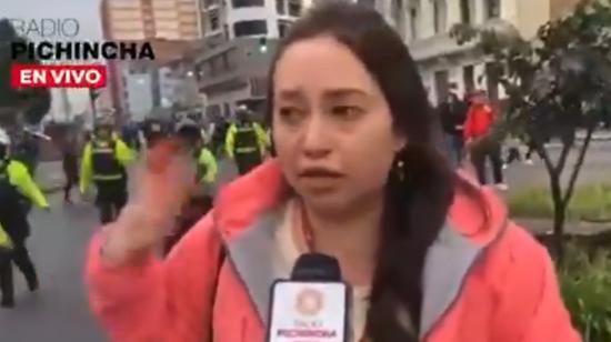 Funcionaria de la Asamblea ofrece declaraciones antes de ser detenida, el 21 de noviembre de 2024, en las protestas en Quito.