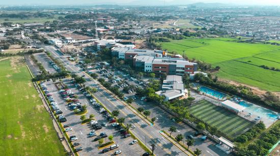 Foto aérea de la Universidad ECOTEC en la que se aprecia la instalación de paneles solares.