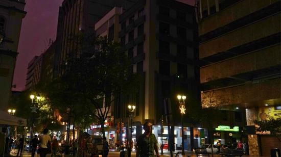 El centro de Guayaquil con poca iluminación, la noche del jueves 21 de noviembre de 2024.