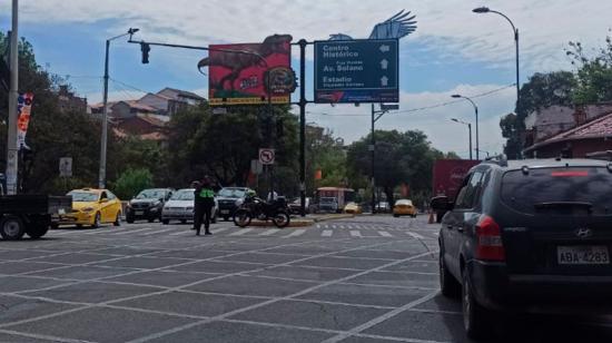 Agente de tránsito dirige el tráfico en Cuenca durante los cortes de luz.