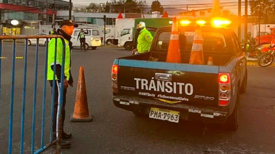 Agentes de tránsito realizan un cierre vial en Quito.