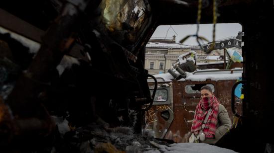 Una mujer observa vehículos militares rusos destruidos, frente a un monasterio en Kiev, Ucrania, el 22 de noviembre de 2024.