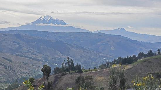 Volcanes Chimborazo (izq.) y Carihuairazo vistos desde el sudeste, el 28 de octubre de 2024.