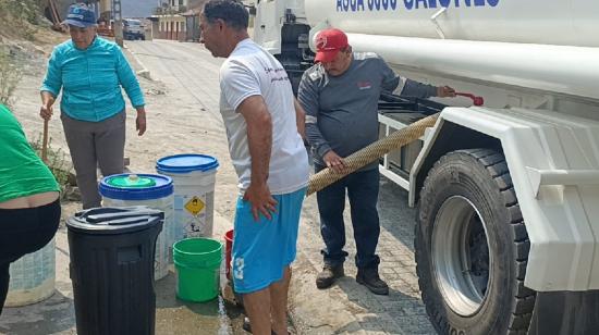 Uno de los tanqueros que abastece de agua a San Pedro de Vilcabamba.