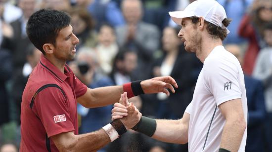 Novak Djokovic y Andy Murray se saludan después de la final de Roland Garros, en París, en 2016.